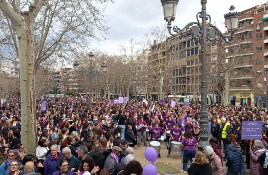 Llegada de la manifestación en el Paseo del Salón