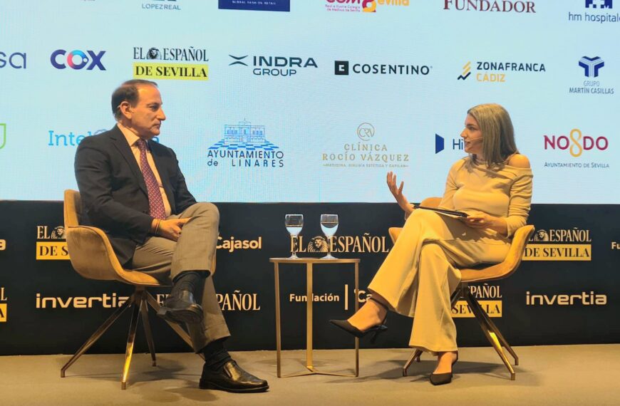 Javier González de Lara, presidente de la CEA, durante un coloquio con una periodista en un evento organizado por El Español de Sevilla