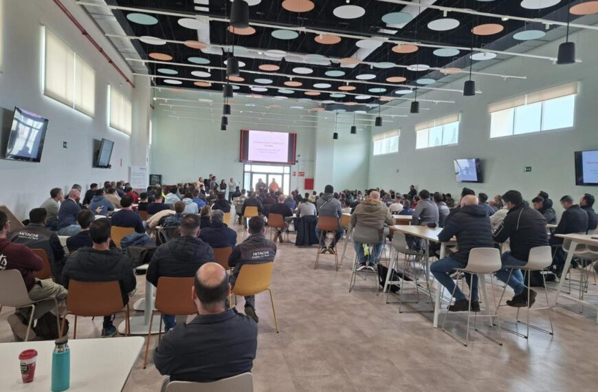 Imagen de la asamblea de trabajadores y trabajadoras en la que se ha decidido suspender la huelga por segunda vez.