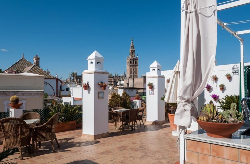 Hotel Murillo: Oasis Primaveral en el Corazón Histórico de Sevilla