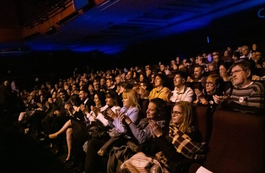 El preestreno en Madrid de 'Chipre: la isla dividida' reúne a más de 850 personas y emociona al público en el Teatro Capitol
