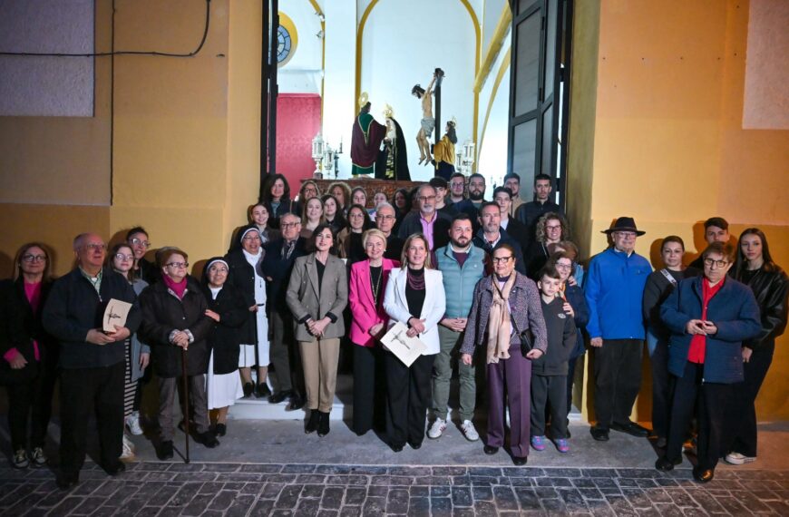 Inauguración de la Nueva Puerta de la Iglesia de San Roque con la Presencia del Ayuntamiento y la Diputación