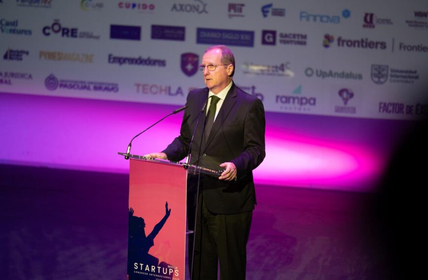 Luis Fernández-Palacios, secretario general de CEA, dando un discurso en el atril durante la inauguración del III Congreso Internacional de Startups en Sevilla.