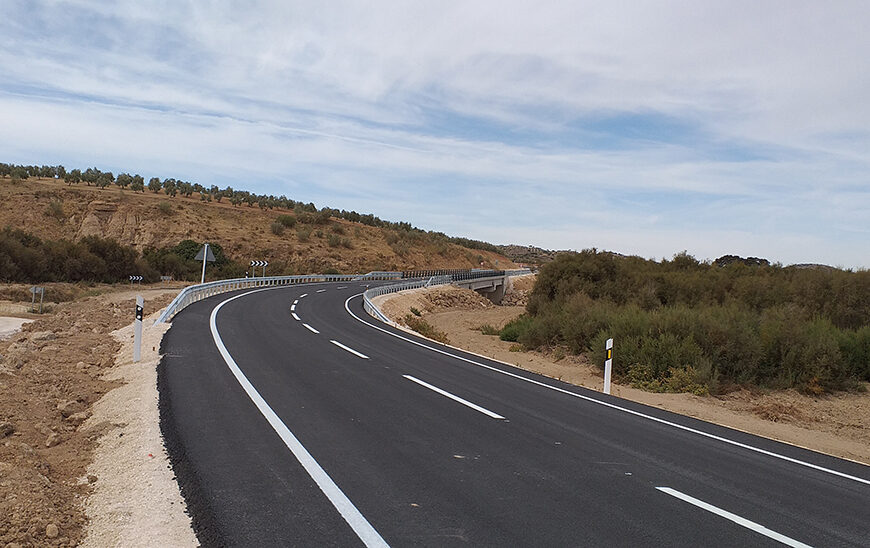 Junta destina más de 10 millones para ensanche y mejora de vía entre Martín de la Jara y A-92