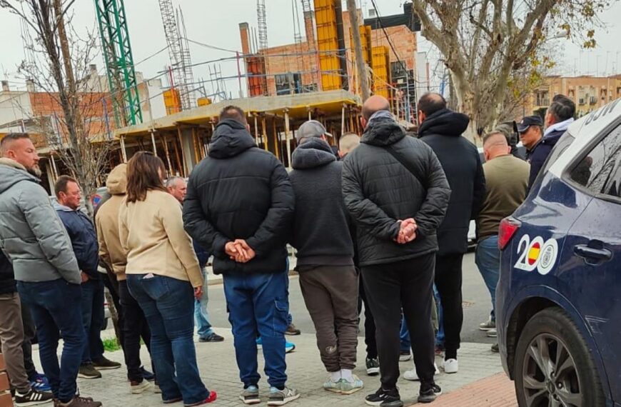 La tensión entre los huelguistas creció esta mañana cuando una empresa llamó a la policía cuandoe estaban informando a los trabajadores de los motivos de la huelga de operadores de grúa torre.