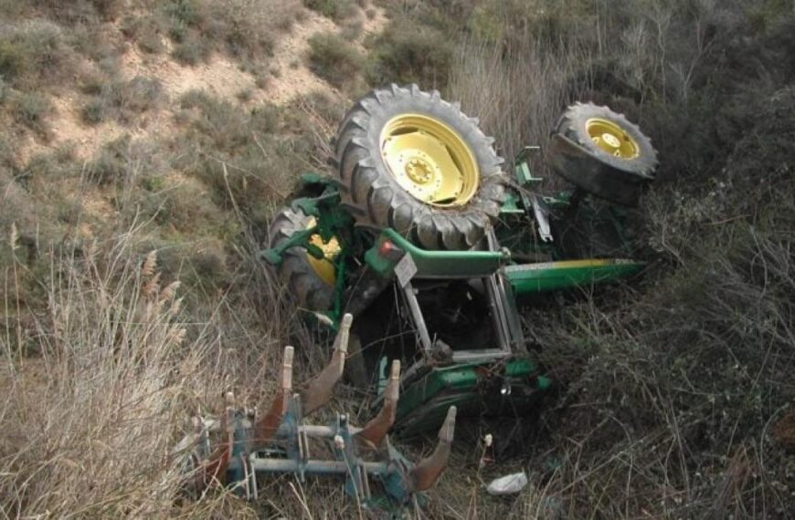 Imagen de un tractor volcado publicada en Jara y Sedal.