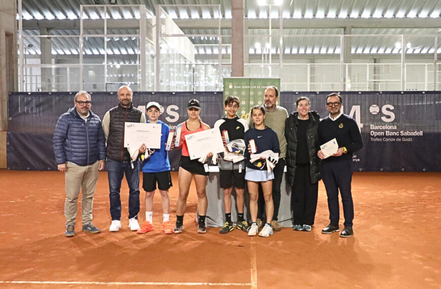 Los almerienses Martina Simón y Leo Vidaña se han proclamado campeones de la séptima parada del circuito Barcelona Open Banc Sabadell - Trofeo Conde de Godó Sub 14, disputada en el Real Aero Club de Santiago 