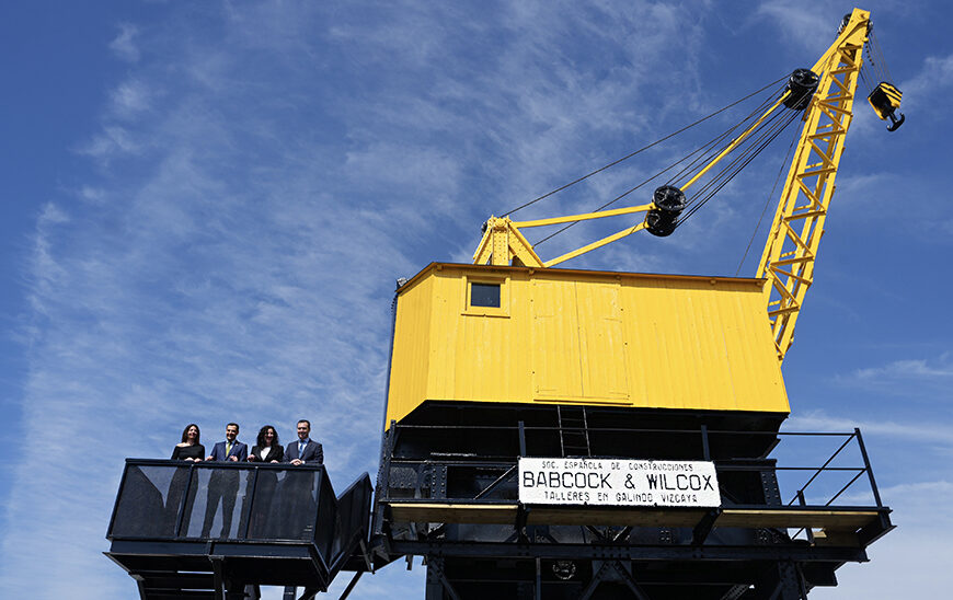 El presidente de la Junta, Juanma Moreno, en la grúa Babcock & Wilcox de los años 60, transformada en mirador.