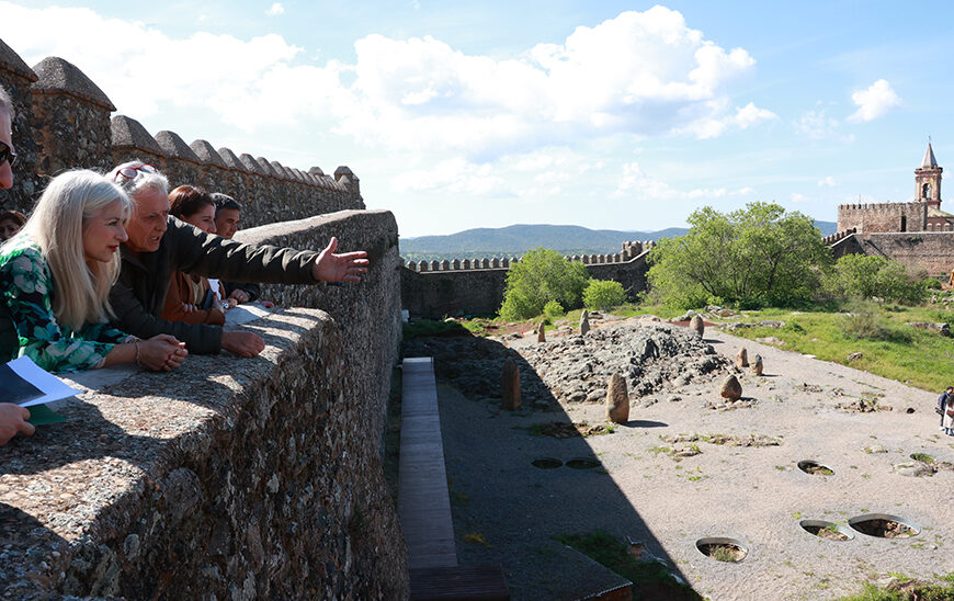 Restauración Única: Cultura Recupera el Crómlech del Castillo de Cumbres Mayores, Joya Mundial en Fortaleza Medieval