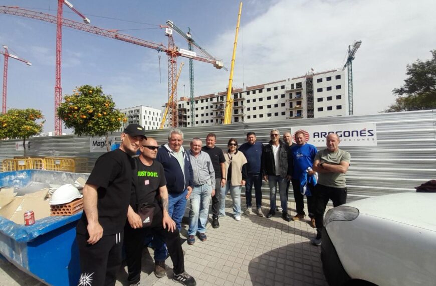 Responsables de CCOO junto a algunos de los gruistas en huelga hoy en el barrio de Huerta de Santa Isabel.