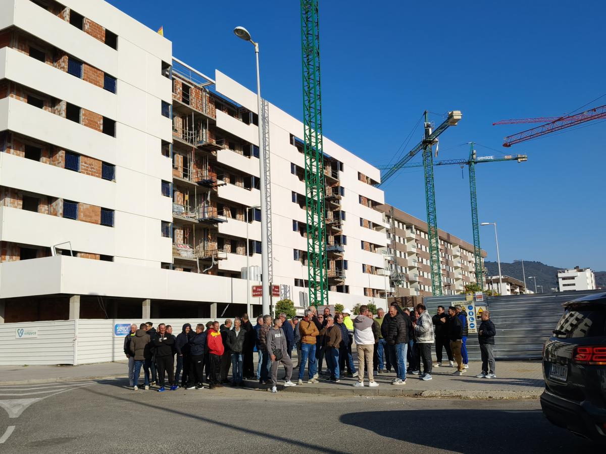 Un trabajador herido en una obra al mover cargas con un camión grúa no autorizado 1 Las prácticas ilegales de las empresas para esquivar la huelga de los operadores de grúas torre acaba de provocar el primer accidente.