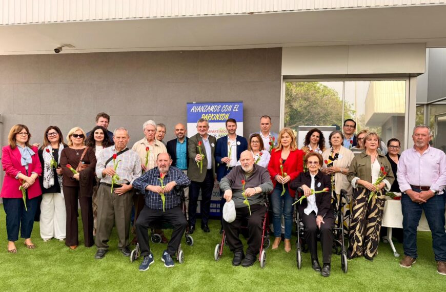 Almería Respaldan a la Asociación de Párkinson en la Lectura de su Manifiesto