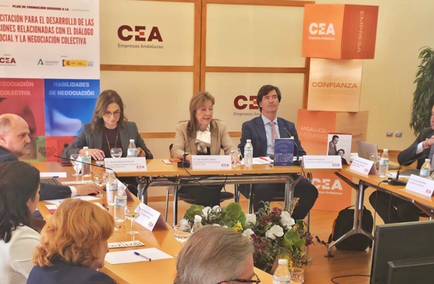 Primer plano de la mesa presidencial donde Paz Hurtado Cabrera, presidenta de la Comisión de Relaciones Laborales de la CEA, interviene durante el encuentro. A su lado se encuentran otros cargos directivos y técnicos en una jornada dedicada a fortalecer el vínculo entre la empresa y la ciudadanía a través de la comunicación profesional.