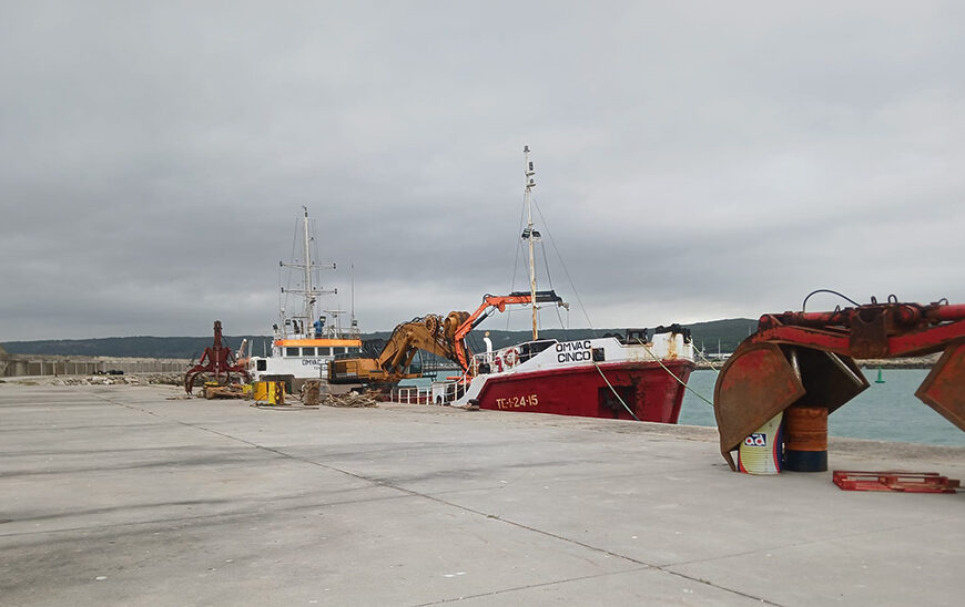 Dragado de Emergencia en el Puerto de Barbate tras Daños Causados por Borrascas