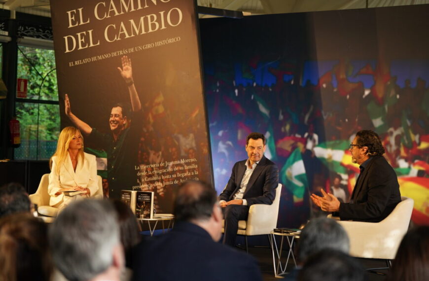 Juanma Moreno, flanqueado por Belén Martín y Héctor Barbotta