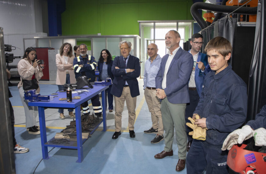 Fuentes visita las instalaciones del centro de Dos Torres que ofrece el Grado Superior en FP Dual de Soldadura y Calderería