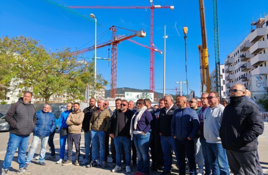 Imagen de la concentración ante varias obras en construcción.