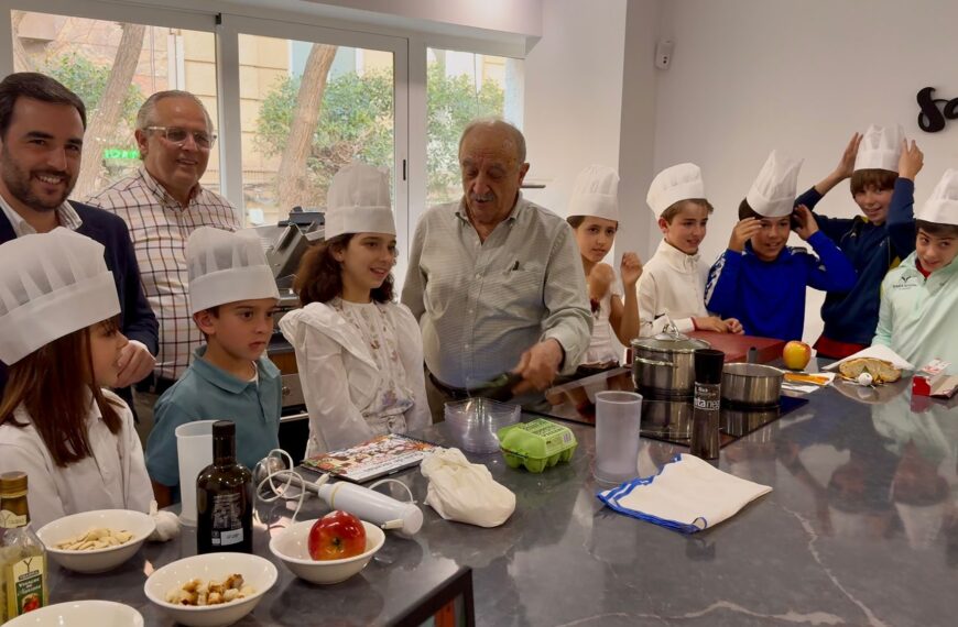Sabores Almería Presenta una Guía de Recetas Infantiles en la Feria del Libro