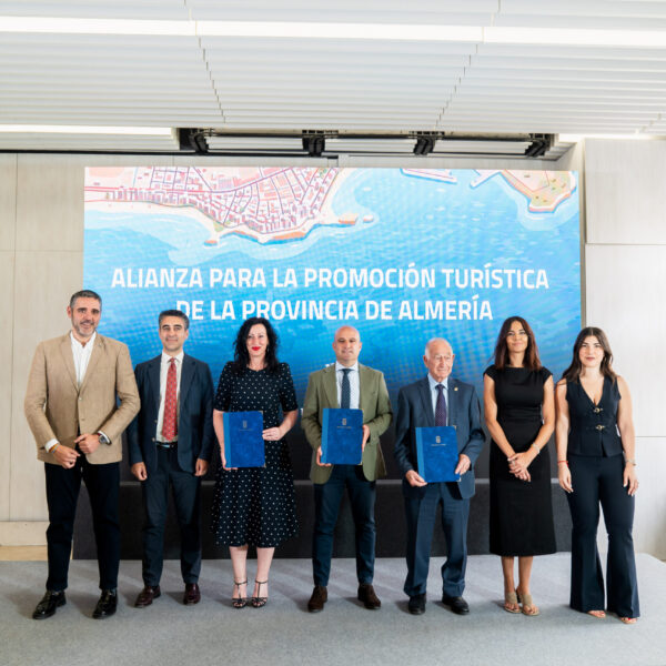 Colaboración entre la Diputación y los Ayuntamientos de Almería y Roquetas para Promover el Turismo y la Conectividad