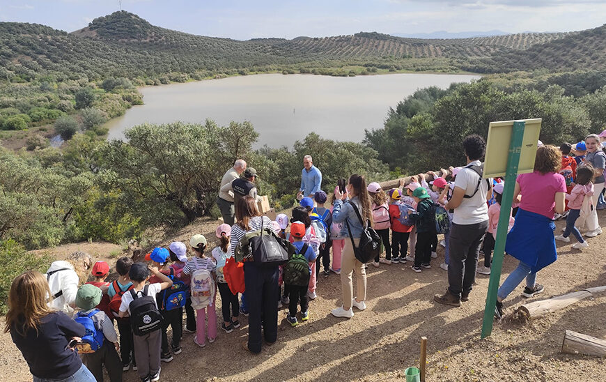 Escolares de Casariche Conmemoran el Día Mundial de las Aves Migratorias en la Laguna Amarga de Lucena