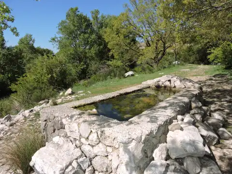 GR 249. Etapa 11. Alfarnate - Villanueva del Rosario. Fuente abrevadero cerca del Tajo de la Madera