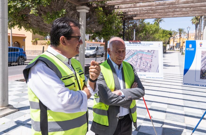 Visita de la Diputación y el Ayuntamiento a las obras del Paseo de los Baños en Roquetas de Mar