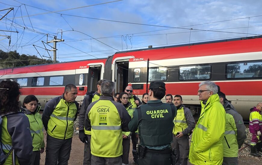 Efectivos del Grupo de Emergencias de Andalucía (GREA) y de la Guardia Civil en la localidad cordobesa de Adamuz.