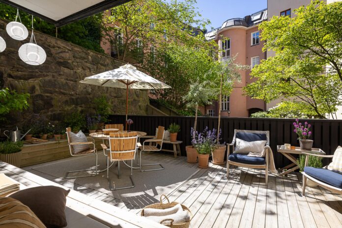 Acogedor Apartamento en Planta Baja con Terraza en Gotemburgo 1 Terraza de 33 metros en piso planta baja Gotemburgo con banco de obra y linternas de papel