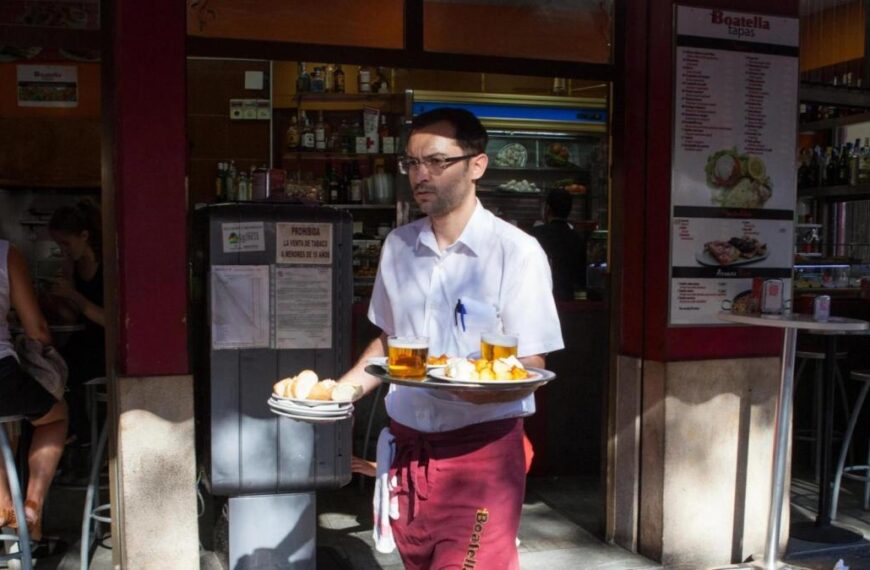 Los Servicios, sector donde más ha bajado el desempleo