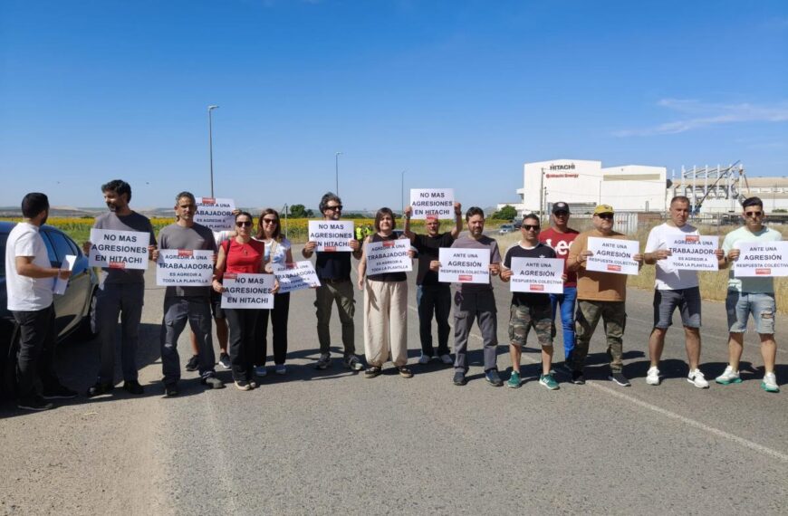 Miembros del comité de empresa de CCOO y USO, en la concentración por la agresión sufrida por una trabajadoras de Hitachi.