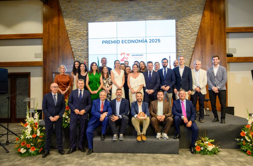 El Colegio de Economistas de Almería conmemora su 25 Aniversario otorgando el Premio Economía 2025 a Crash Music