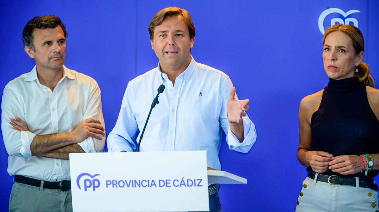 El Partido Popular de Andalucía: Un rechazo a Andalucía y un sí al desgobierno de Sánchez 1 Antonio Repullo, flanqueado por Bruno García y Almudena Martínez