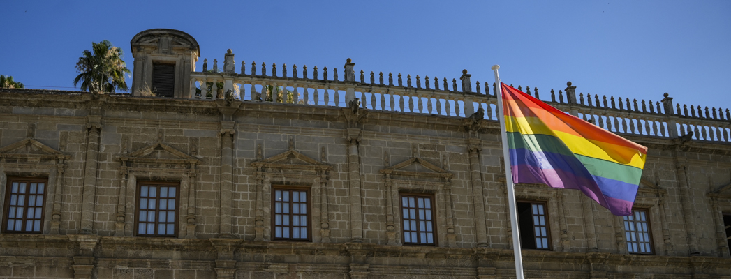 La Bandera de la Diversidad Flamea en la Fachada Principal del Parlamento de Andalucía 1 La bandera LGTBI ondea en el Parlamento de Andalucía