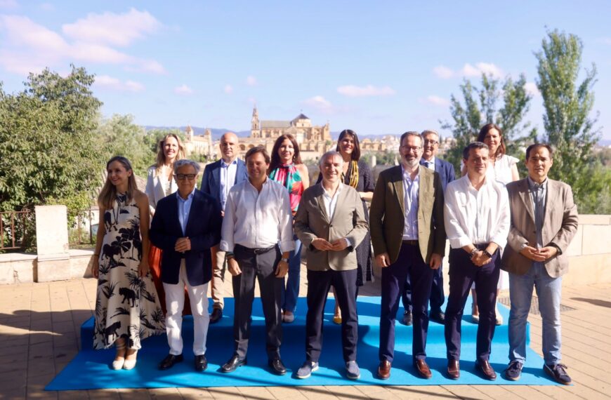Repullo y Bendodo, con el equipo del PP de Córdoba