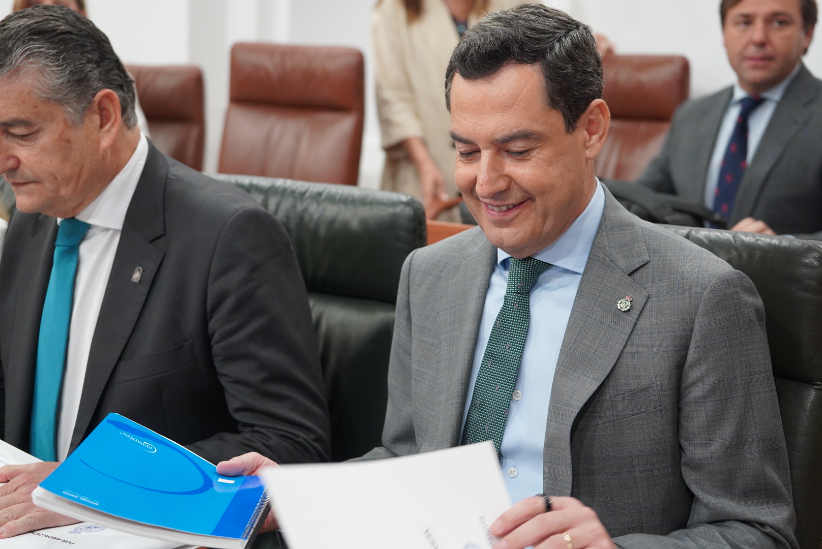 Moreno destaca la importancia del Infoca y resalta que Andalucía es la primera comunidad autónoma con cuerpos especializados en el mando de incendios forestales 1 Juanma Moreno, junto a Antonio Sanz y Antonio Repullo, minutos antes de explicar la situación del Infoca