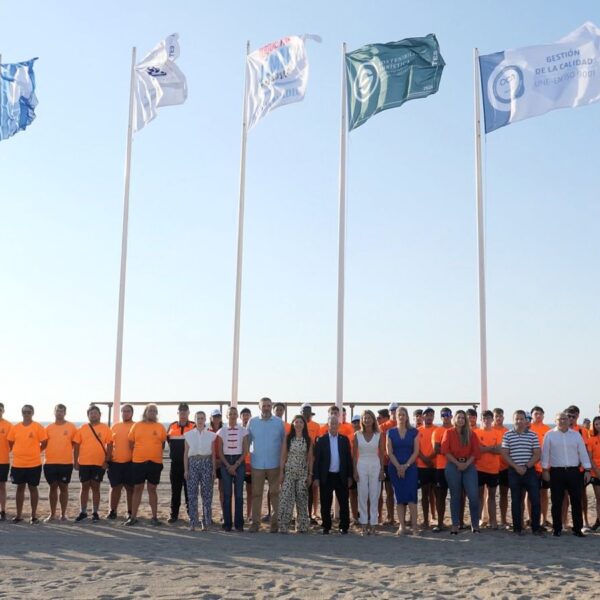 Roquetas de Mar ondea sus banderas que certifican la calidad, accesibilidad y sostenibilidad de sus playas