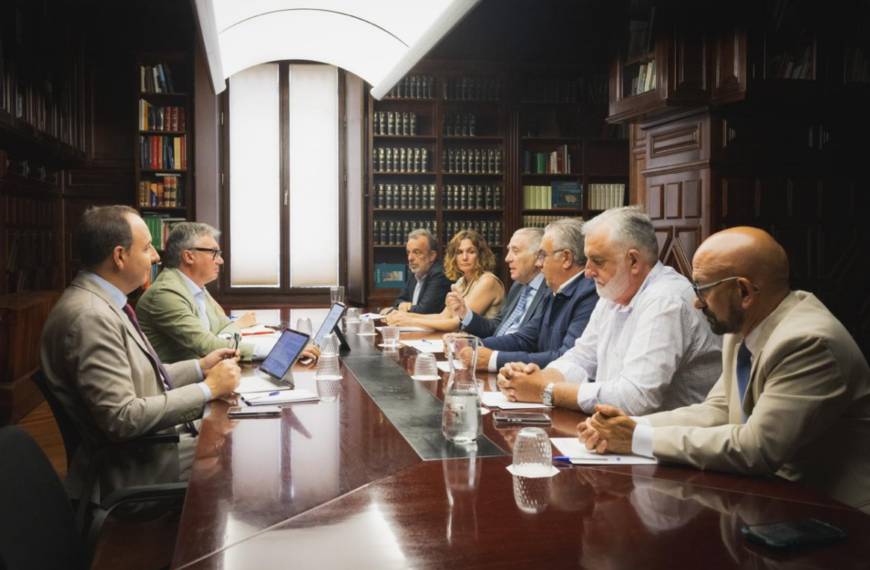 AEPLAYAS y la Junta de Andalucía abordan los principales desafíos del sector de establecimientos de playa