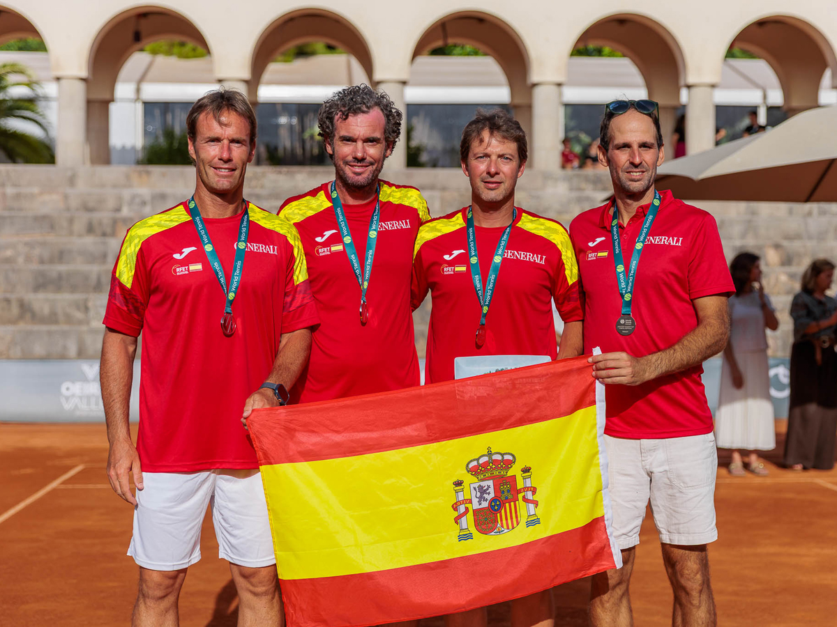 Adrián Menéndez, Subcampeón del Mundo +40 con la Selección Española 1 Plata Mundial para la Selección Española +40 con el marbellí Adrián Menéndez - Foto Federación Portugesa de Tenis