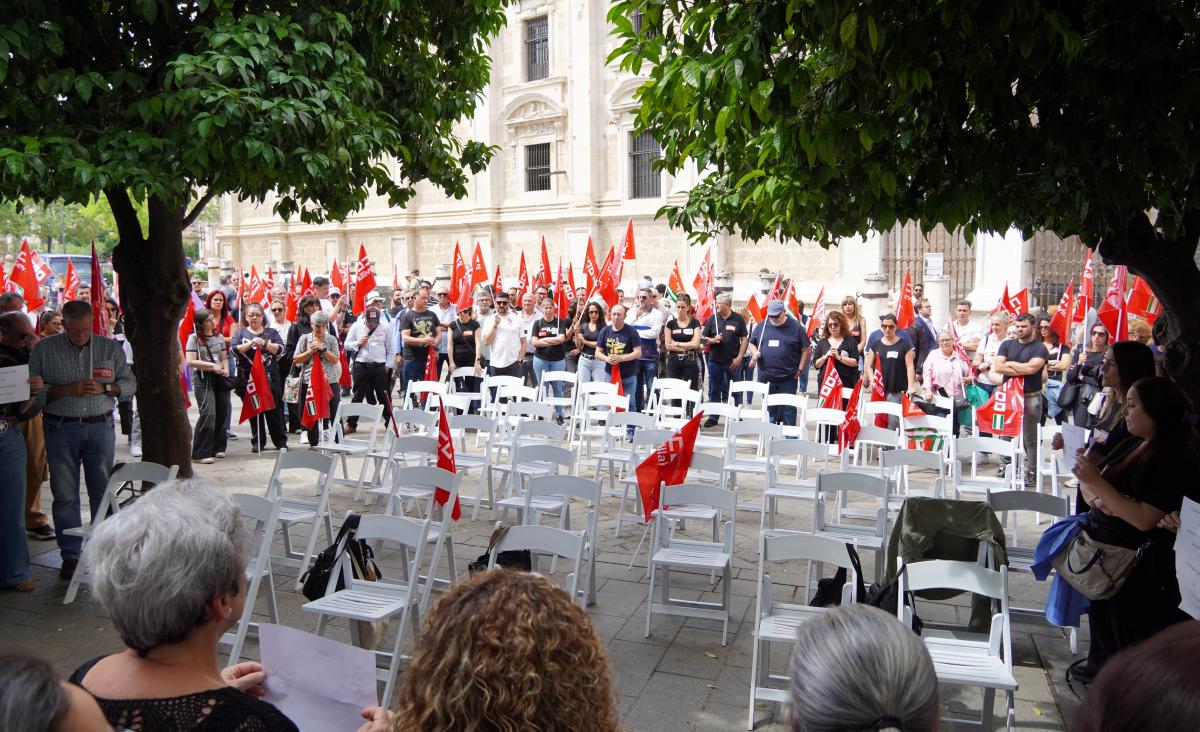 CCOO Lamenta la Muerte de un Trabajador en Alcalá de Guadaíra por Caída en Altura, la Vigésimo Segunda del Año 1 Sillas vacías por las personas fallecidas en accidente laboral.