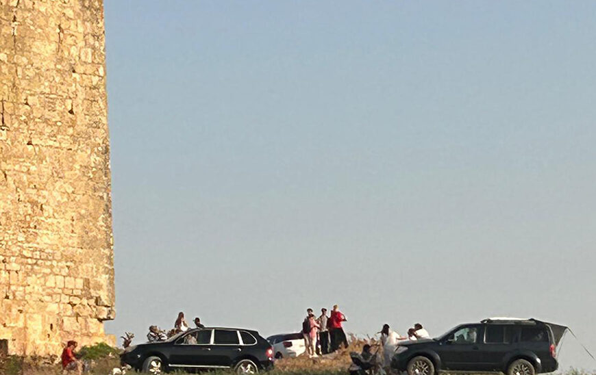 Detención del Vándalo Responsable de Daños en la Muralla de Niebla por la Unidad de Policía Adscrita