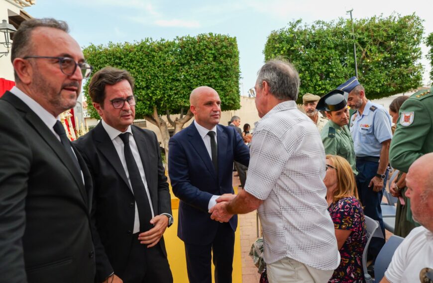 El presidente de la Diputación asiste a la misa-funeral en homenaje a las víctimas del incendio en Los Gallardos-Bédar