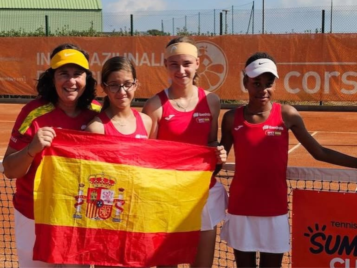 España se alza con el cuarto puesto en la Summer Cup U12 by Dunlop gracias a la malagueña Claudia Valero 1 Claudia Valero con España en la Summer Cup U12 - Foto Tennie Europe