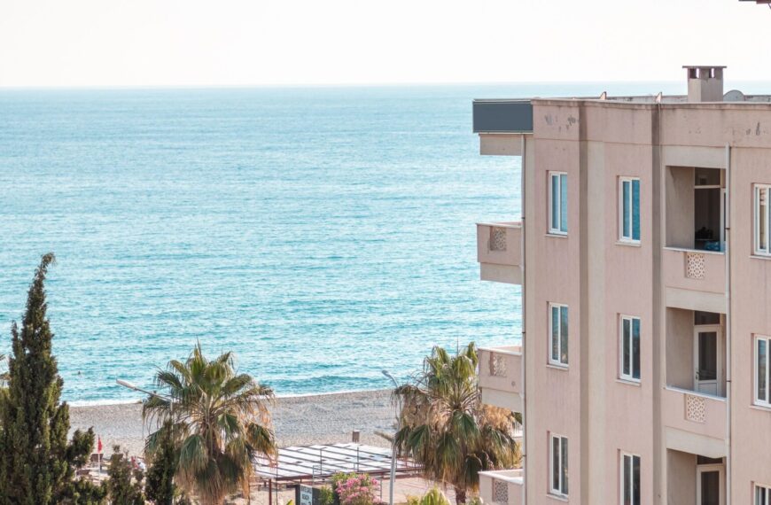 Dos meses de alquiler de verano en la Costa Brava supera los ingresos de un año completo en Girona capital