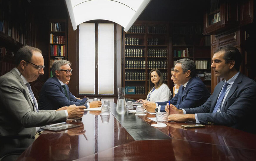 La Junta y APM Discuten el Fortalecimiento de los Juzgados y Abogan por una Justicia Independiente y Bien Dotada