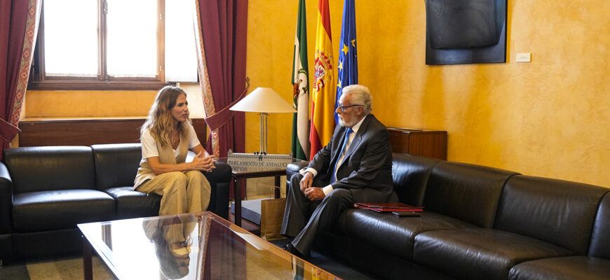 La presidenta del Parlamento  con el Defensor del Pueblo