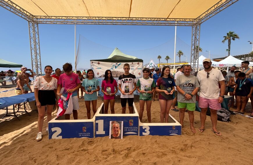 Yare Corcera y María Reyes se coronan campeones de la Travesía de la Isla de San Juan de los Terreros en ‘Almería Activa’
