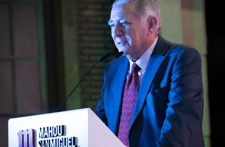 AEPlayas Honra a Manuel Villafaina por su Dedicación a la Cultura de Playa en Málaga