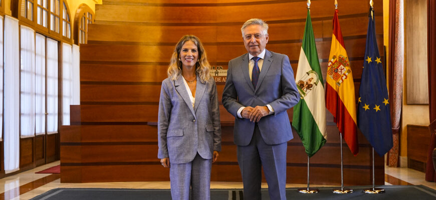 La presidenta del Parlamento con el director de la Oficina Antifraude