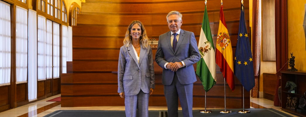 Ana Mestre se reúne con el director de la Oficina Andaluza contra el Fraude y la Corrupción 1 La presidenta del Parlamento con el director de la Oficina Antifraude