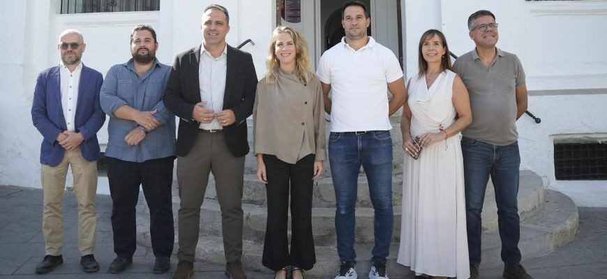 La presidenta del Parlamento con miembros de la corporación local de Ubrique